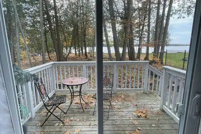 Image de Beautiful Waterfront Fully Contained 2 Bedroom Suite  with Dock.