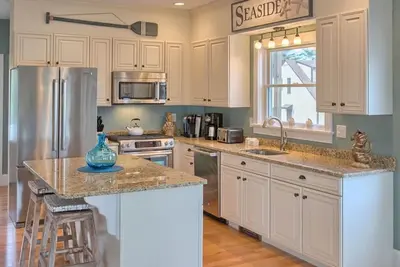 Image de Beautiful large home on the Nubble with Water views throughout!