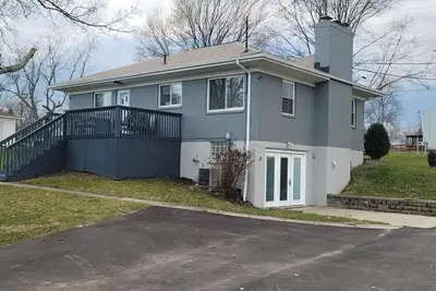 Image de Lovely Retreat Backyard With Deck & entertain room