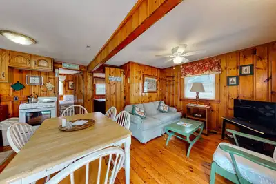 Image de Rustic & well-equipped cottage near the ocean w/gas grill, deck w/chairs, & lawn
