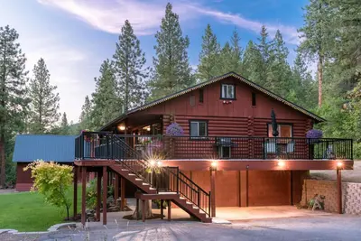 Image de Large lodge with hot tub, theater, acreage and close to town! #Str 000330