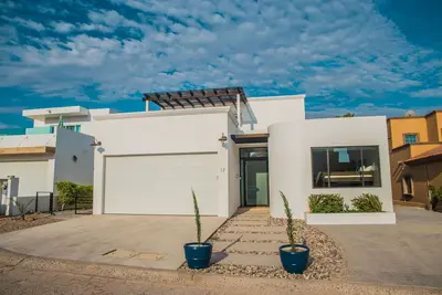 Image de Breathtaking Custom Home in Sandy Beach with Great Amenities!