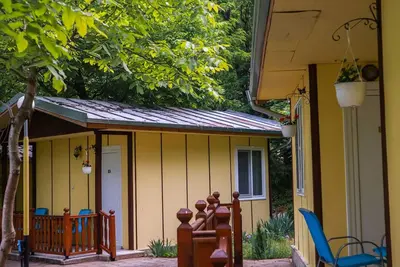 Image de Bungalow idéal pour 2 ou 3 personnes entouré d'un beau jardin