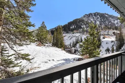 Image de Alta Hellgate Condo: Between Snowbird & Alta, Hot Tub, Bbq, Free Parking, Hike & Ski Heaven!
