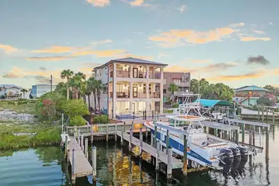 Image de Beach home with Boat Slips, Free Tiki Cruise Incl!