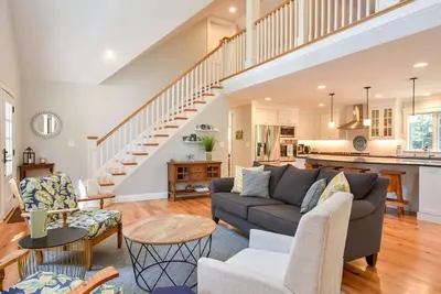 Image de Walk to Water Gorgeous Outdoor Space!