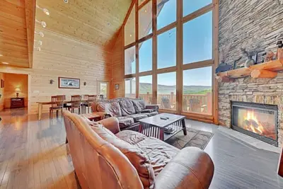 Image de Gorgeous Mountain Views 2 Acre Private Log Cabin!