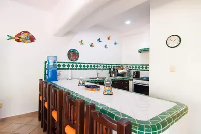 Image de 3 Br, 3 Bath Condo, Steps From The Beach And Famous 5th Avenue