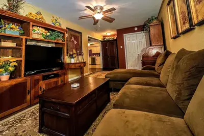 Image de Sunflower House - Large Covered Patio & Great Family Spaces - Centrally Located
