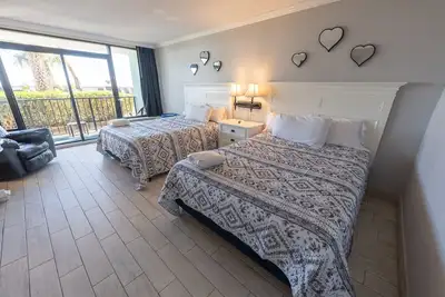 Image de Renovated Oceanfront - Ground Floor - Great Pools!