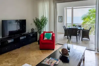 Image de 3bd luxury beachfront condo, amazing sea views, near everything!