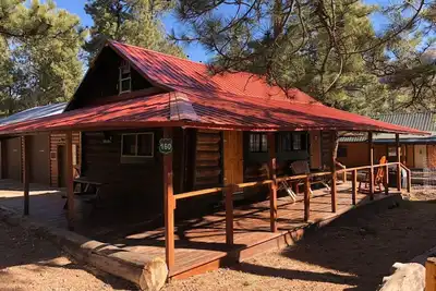 Image de \"Hunters Retreat\" a Rustic Cabin in the Pines. Pet Friendly