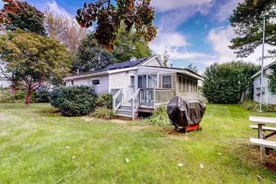 Image de Rustic and well-equipped cottage w/gas grill, deck, large lawn - near the ocean