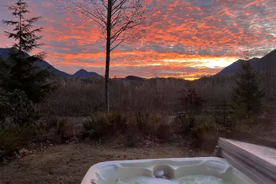 Image de The River House: A quiet getaway with Stunning Mountain views.