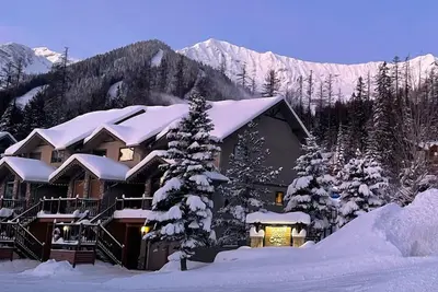 Image de Fernie Alpine Resort accommodation Thunder Ridge Chalet Truly Ski in/Ski out