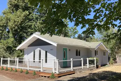 Image de Entire Home & Fenced Yard For Family & Pets