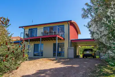 Image de A two- story house with sweeping views of Bass Strait and  the North Arm.