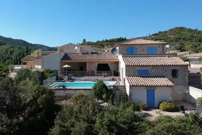 Image de Air- Conditioned  5 Bedroom Villa with Stunning Castle Views