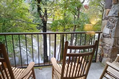 Image de Riverside Condo - minutes from Gsmnp