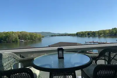 Image de Beautiful condo lakefront beautiful views, relaxing times what else do you need?