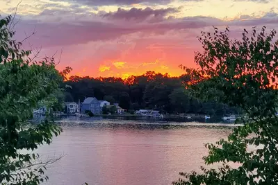 Image de Cozy Lake Front Cottage on Long Pond