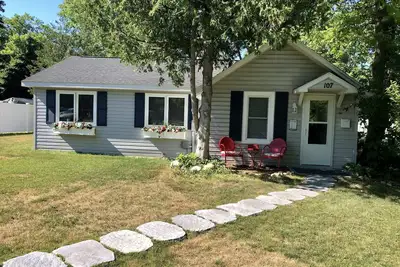 Image de Green Street Getaway! Walk to town! 3. 5 Miles to the Castle!