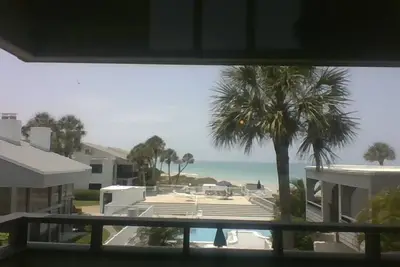 Image de Modern Beach Front. 2025 going fast…. available  for Jan  2025 rental.