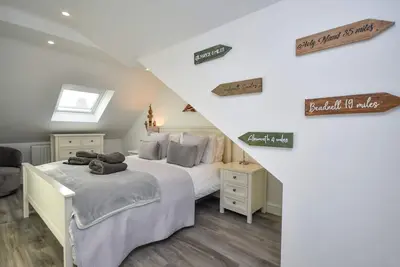 Image de Stunning 3 bed 2 bath cottage yards from the beach sleeps 6-8 pet friendly