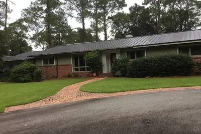 Image de Large home on acreage conveniently located