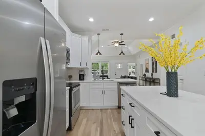 Image de Artistic, All New and Comfy Bungalow, Near Uptown!