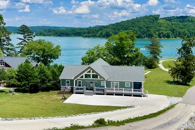 Image de New Construction Modern Lakefront w/ Hot Tub, Covered Deck & 2 Slip Private Dock