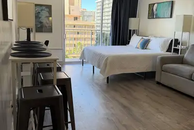 Image de Comfy studio, King bed, kitchen & parking included with stay