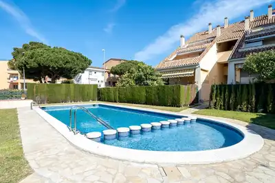 Image de Appartement central avec jardin privé et piscine