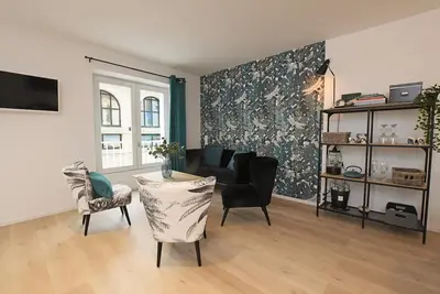 Image de Emplacement n° 1 avec vue sur le port de plaisance & terrasse, Parking en été