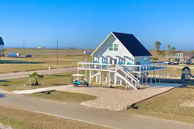 Image de Enjoy panoramic views from the spacious wrap around deck!