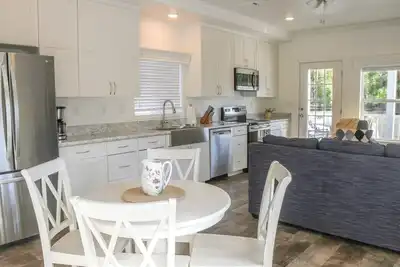 Image de A wonderful 2 bedroom/2 bath rental (1, 000 sq