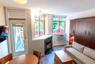 Image de Alpenglow Lodge Family Studio with Murphy Bed by Mva