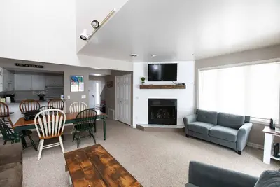 Image de Across from Holiday Valley, sleeps 10, entire Th, walk to Vlg, Clean, updated