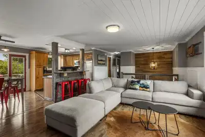 Image de Welcome to Bozeman Haus! A cozy 2 Story 4 Bedroom House that sleeps 6-8 people.