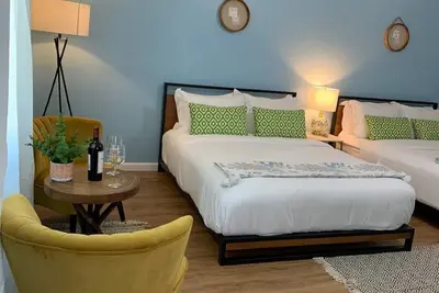 Image de * New! Well Appointed 2 Queen Beds Cottage + Yard