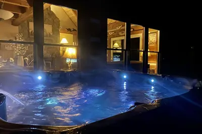 Image de Serene mountain cabin on 5 acres with hot tub, creek and waterfall near Boone!