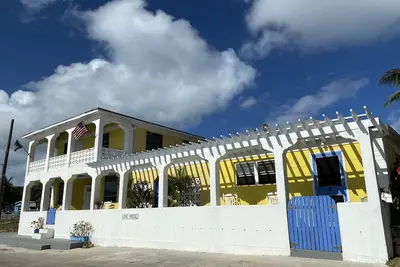 Image de Home overlooking Gregory Town's famous Cove. Beach chairs and Sup included