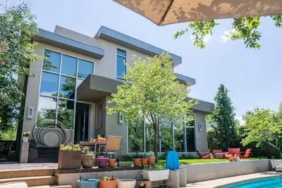 Image de We are two artists who enjoy sharing our home to caring and curious guests!