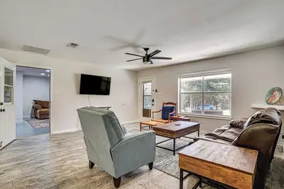 Image de Granbury Cottage, Steps to Lake & Dock!