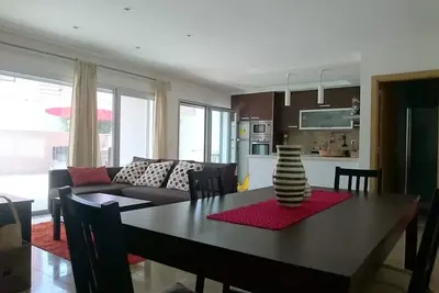 Image de Modern 2-Bedroom Apartment with Terrace