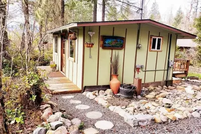 Image de *Little Green Cabin on Big Creek * 5 mi to Mt. Rainier entrance!