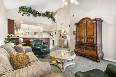 Image de Spacious 3br Two-Level • Sunroom +Resort Perks