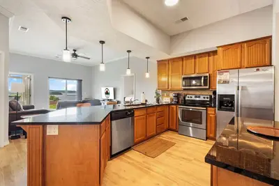 Image de Spacious 4br Walk-In • Lake Views • Private Patio + Sunroom • Pool Access!