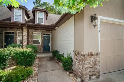 Image de Perfect for Families • Near Shows • Patio with Grill • Attached Garage