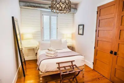 Image de 2br Suite in Stunning Bright Manor House Downtown